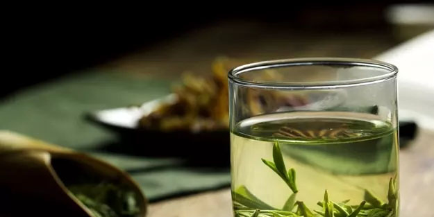 Tansiyonu ve şekeri yok ediyor! Ecza deposu gibi çay! Bir asırlık geçmişi var