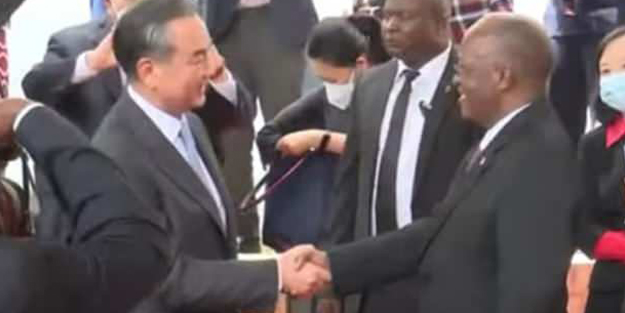 Ülkesinde maske takmayan Çinli Bakan'a teşekkür etti