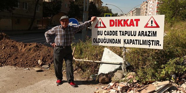 Tapulu arazisinden geçirilen yolu ulaşıma kapatttı