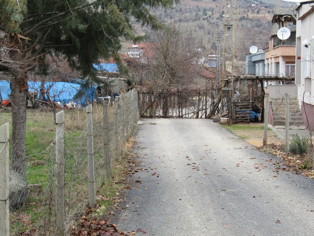 “Tapusu bende” diyerek yolu ulaşıma kapattı 