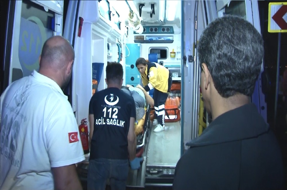 Tarabya Sahilinde denize minibüs düştü, 6 kişi yaralandı 