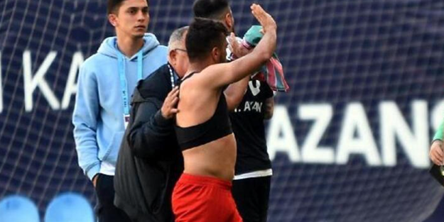 Taraftar 'Formayı çıkarın çıplak oynayın' deyince ünlü futbolcu bakın ne yaptı! İzmir'de garip anlar