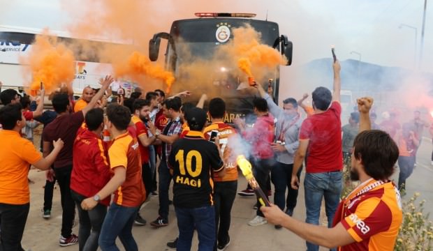 Taraftar Galatasaray'ı şampiyon gibi karşıladı