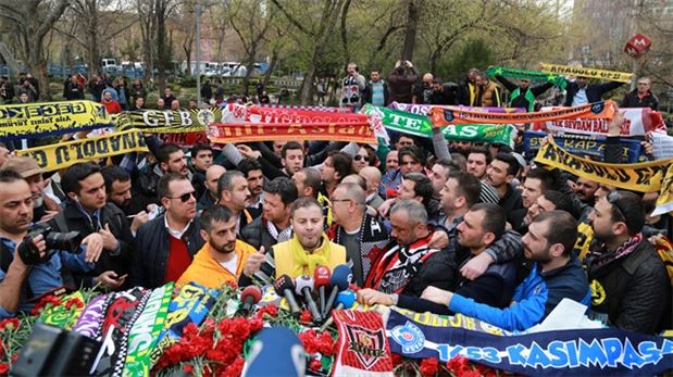 Taraftar grupları teröre karşı omuz omuza