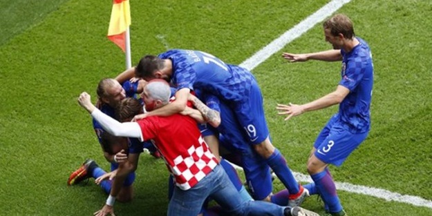 Taraftar sahaya girdi!