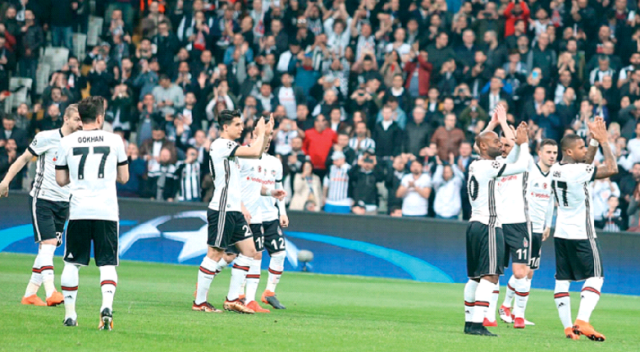 Taraftar tribünleri 90 dakikanın bitiminde elenen oyuncularına sahip çıktı