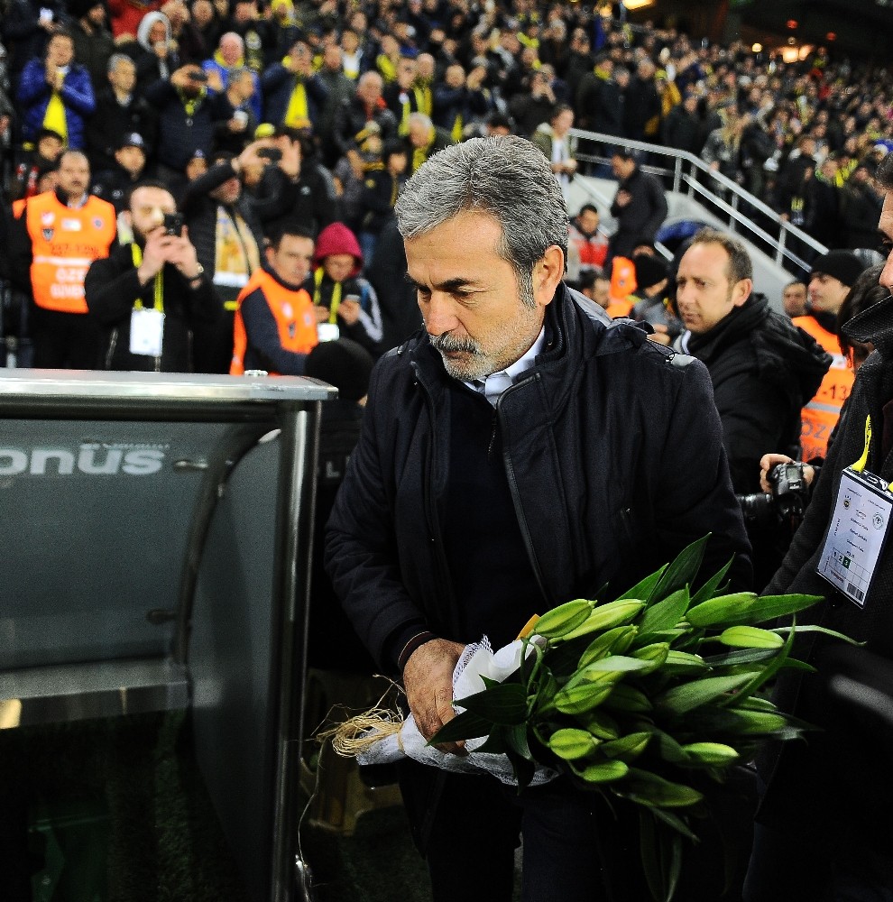 Taraftardan Aykut Kocaman’a çiçek 