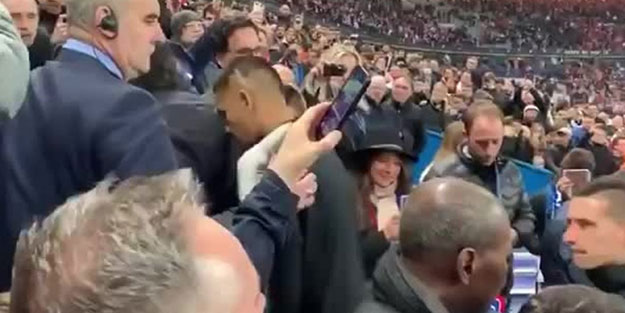 Taraftarı yumruklayan Neymar'ın cezası belli oldu