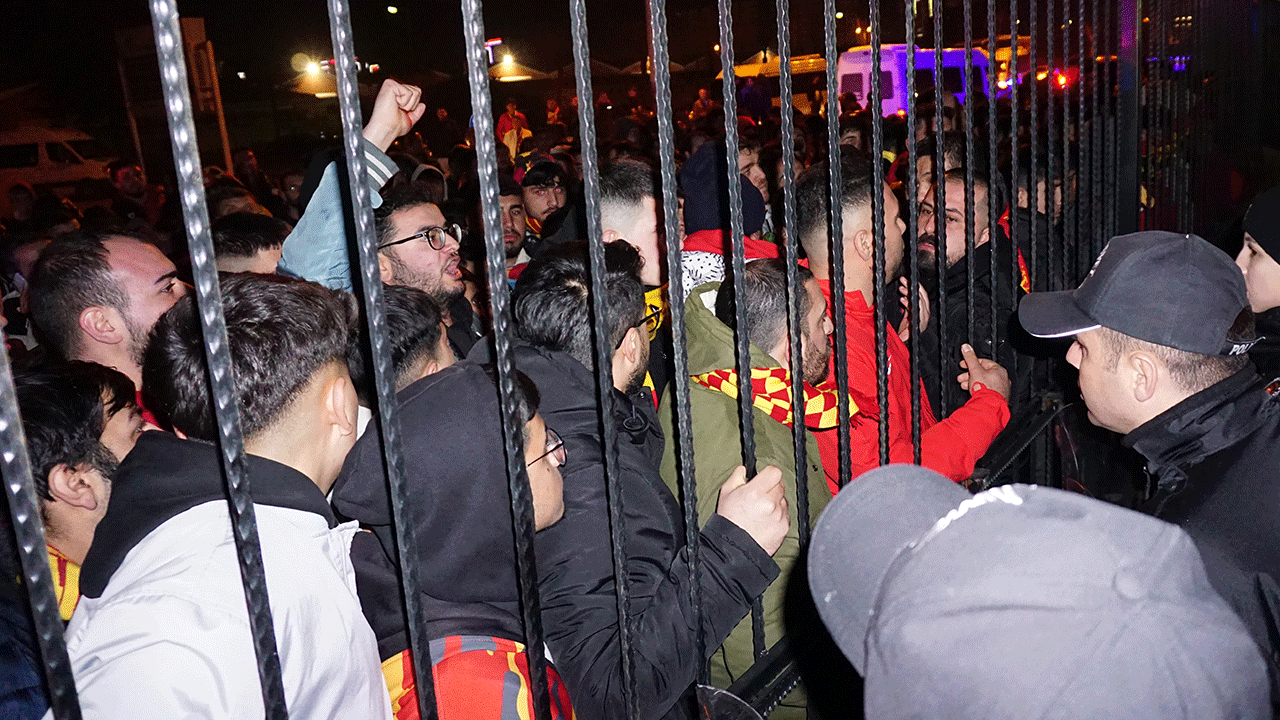 Taraftarlar fazla dayanamadı! Tesisin önünde futbolculara tepki