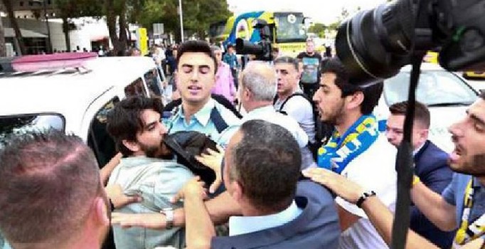 Taraftarlar Galatasaray atkısı açan o kişiye saldırdı