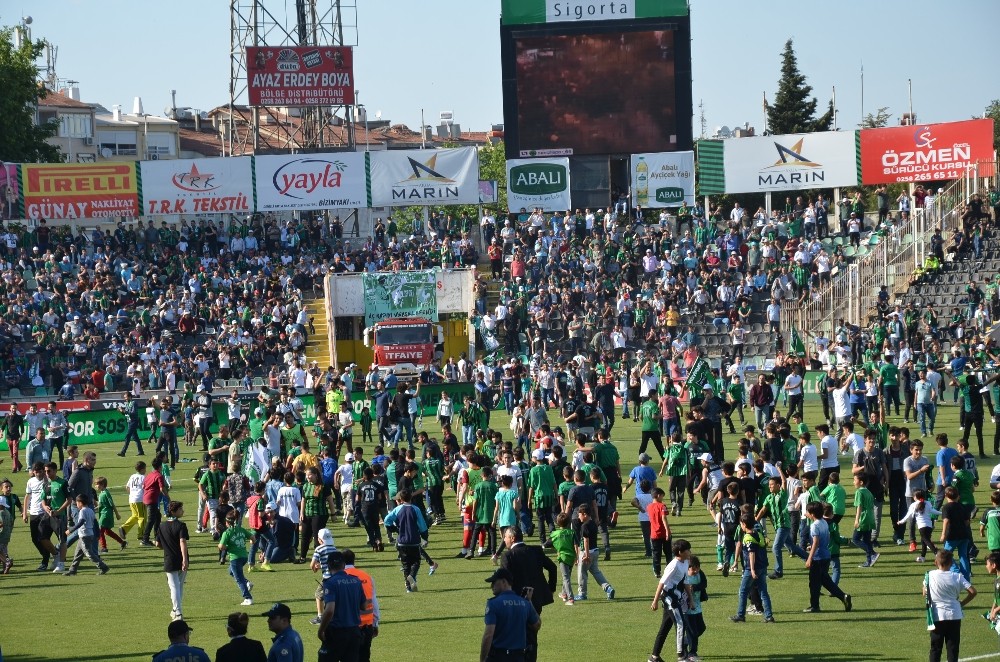 Taraftarlar ilk yarının bitiş düdüğü ile sahaya girdi 