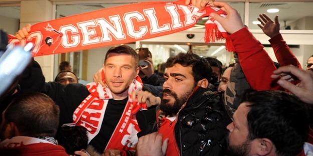 Taraftarlar karşıladı! Lucas Podolski Antalyaspor'da
