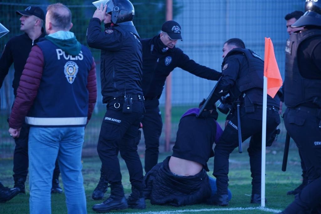 Taraftarlar koltukları sahaya fırlattı, polis biber gazıyla müdahale etti