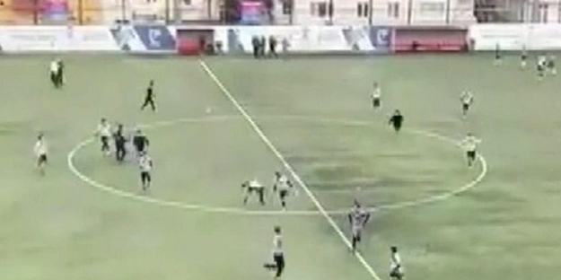 Taraftarlar sahaya indi! Türkiye'de skandal: 13 yaşındaki geç çocukları dövdüler!