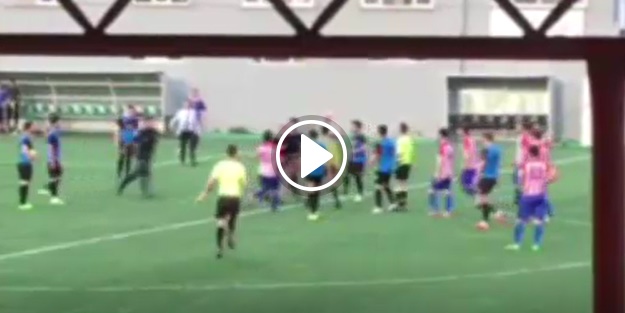 Taraftarlar sahaya inip hakeme saldırdı!