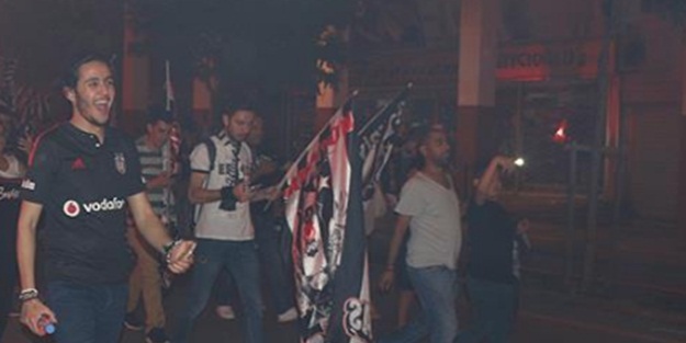 Taraftarlar şampiyonluğu kutladı