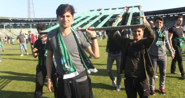 Taraftarlar stadı parça parça götürdü