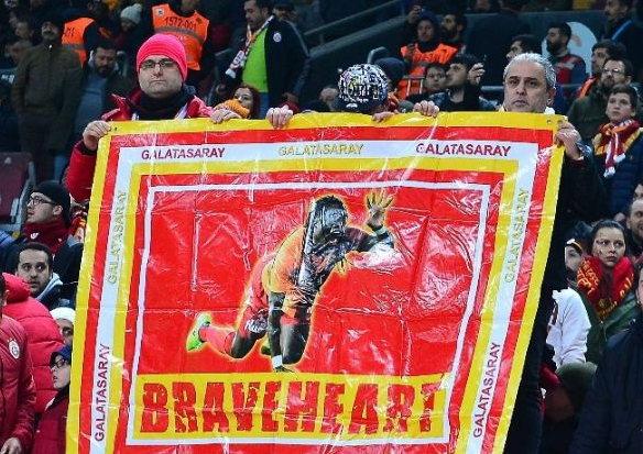 Taraftarlardan Bafetimbi Gomis’e pankartlı destek