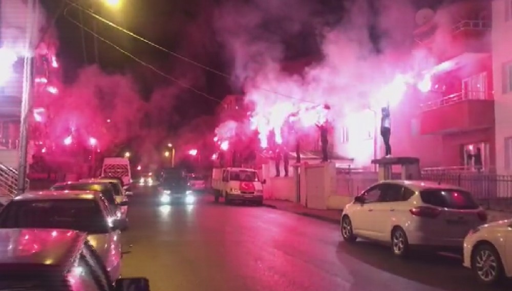 Taraftarlardan balkonda kutlama 