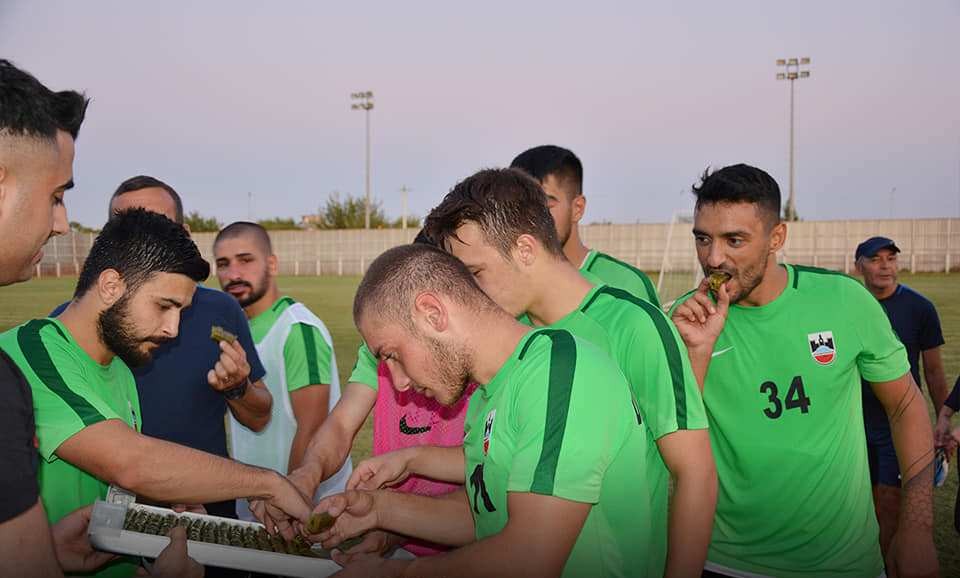 Taraftarlardan futbolculara tatlı ikramı 