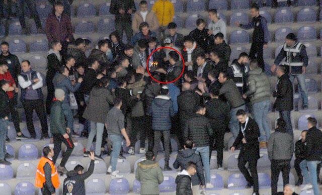 Taraftarlardan polise kavga görünümlü doğum günü kutlaması