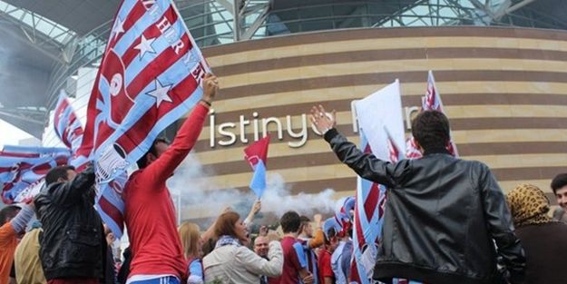 Taraftarlardan TFF binasına saldırı