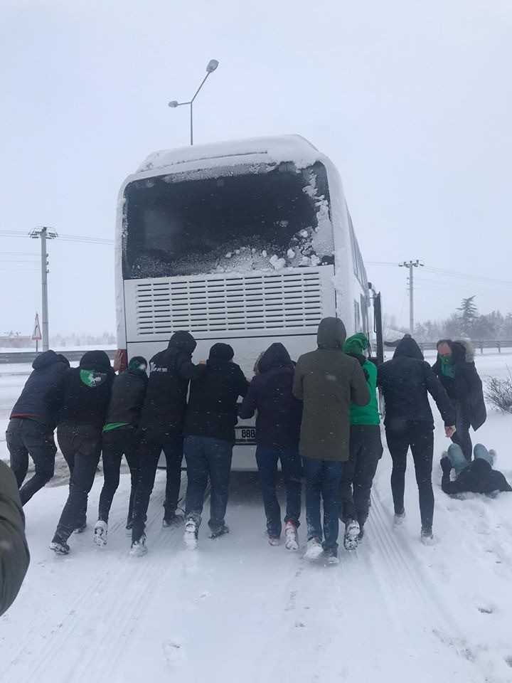 Taraftarları taşıyan otobüs yolda kaldı 