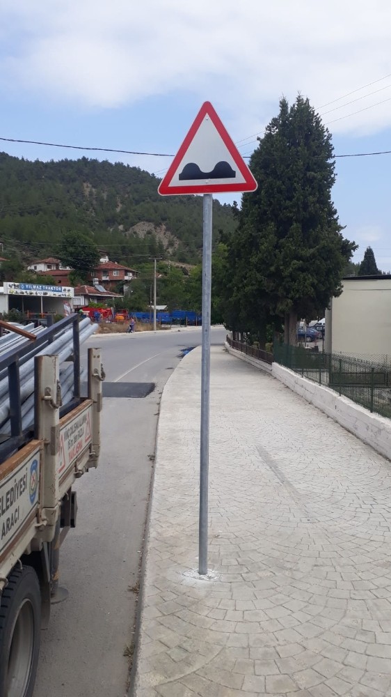 Taraklı’da trafik tabela montajları tamamlandı 