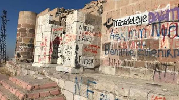 Tarih düşmanı vandallar! Yüzlerce yıllık ata yadigarı...