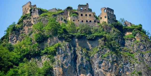 Tarih kokan bir köşe: Peristera Manastırı