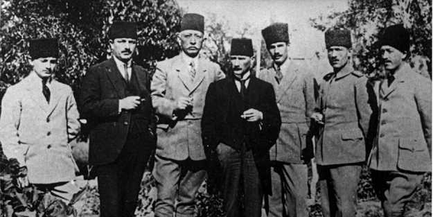 Tarih nasıl çarpıtılıyor, siz de görün! Bir bu karara bakın. bir de atatürkçü geçinenlerin halifelik düşmanlığına