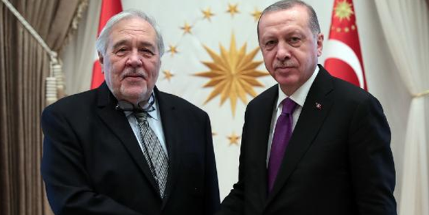 Tarihçi Profesör İlber Ortaylı, şahsi kütüphanesini Cumhurbaşkanlığı Külliyesi Kütüphanesi’ne bağışladı