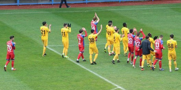Tarihe geçecek hareket! Futbol sahalarında görülmemiş olay