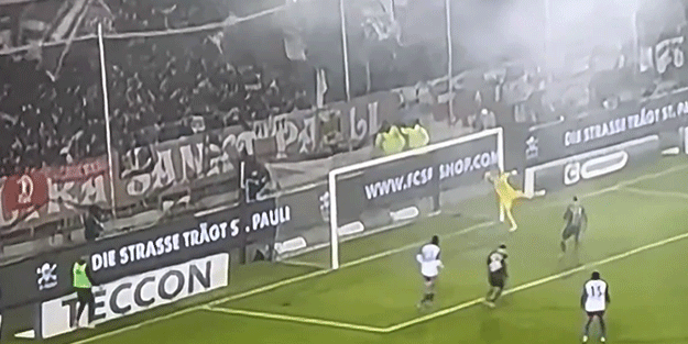 Tarihe geçen anlar! Kaleciden kendi kalesine görülmemiş gol