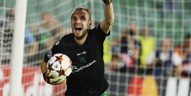 Devler Ligi'nde tarihe geçen maç! Oyuncu kaleye geçti ve...