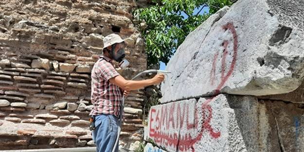 Tarihe saygısızlık, 'kumlama' yöntemiyle siliniyor!