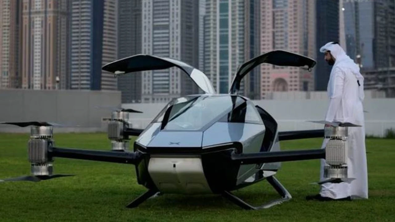 Tarihi An: Uçan Takside İlk Yolcu Taşındı!