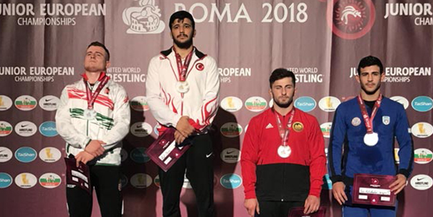 Tarihi başarı! Milli güreşçi Dünya Şampiyonu oldu!