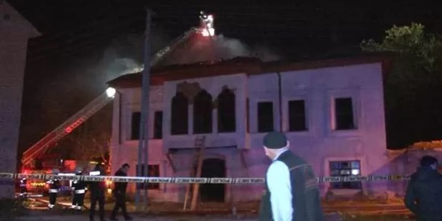 Tarihi bina alev alev yandı