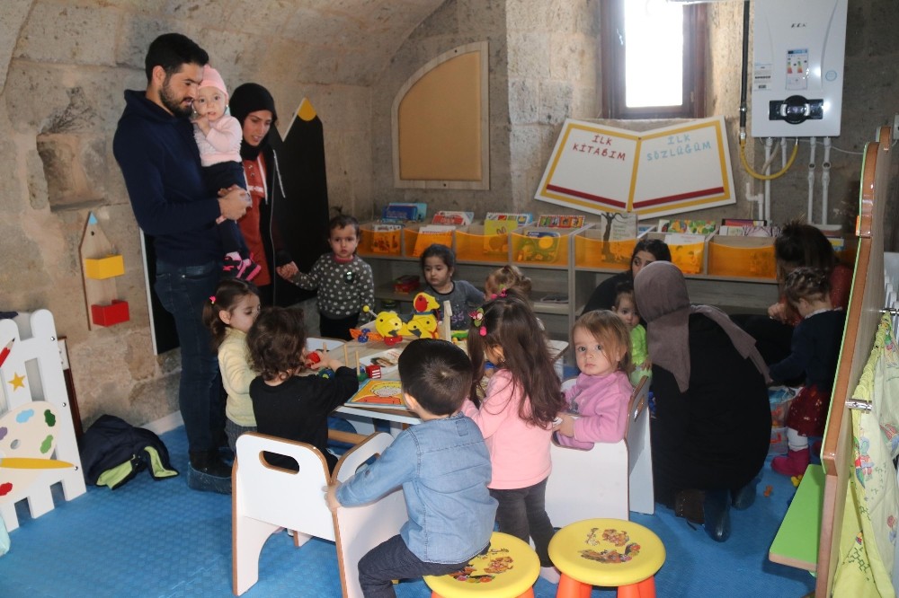Tarihi binada bebek ve çocuk kütüphanesi 
