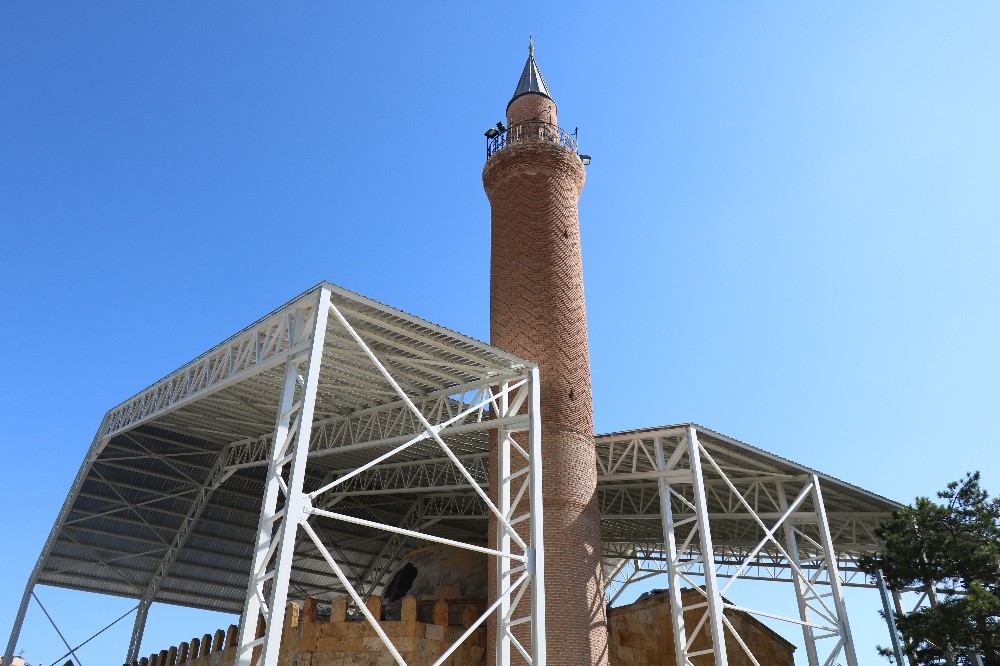 Tarihi Cacabey Medresesi’nin taşları akıntı nedeniyle sökülüyor 