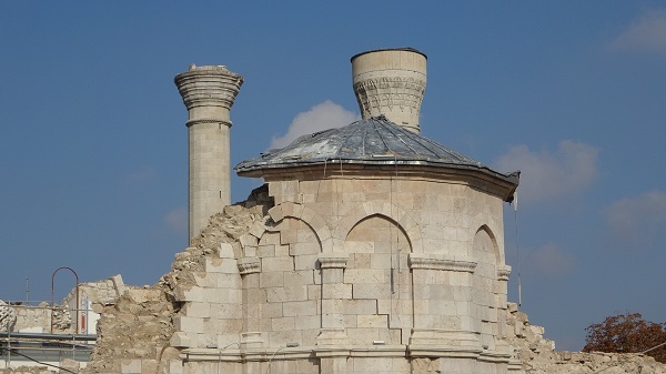 Tarihi cami depremde yıkılmıştı!