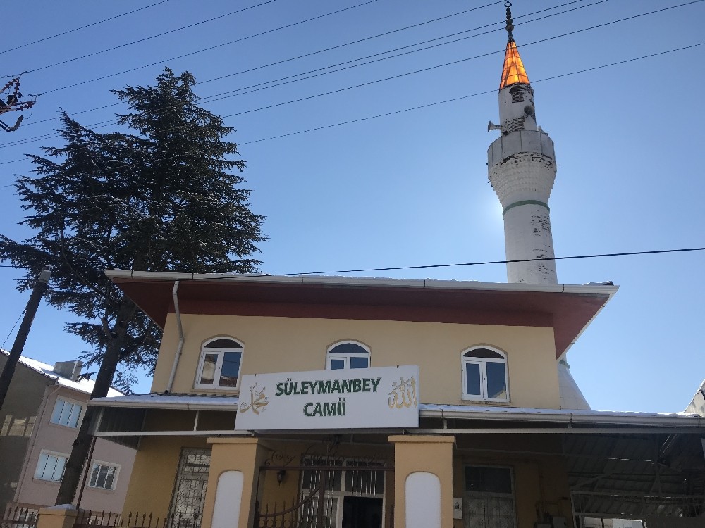Tarihi cami minaresinde yıkılma tehlikesi 