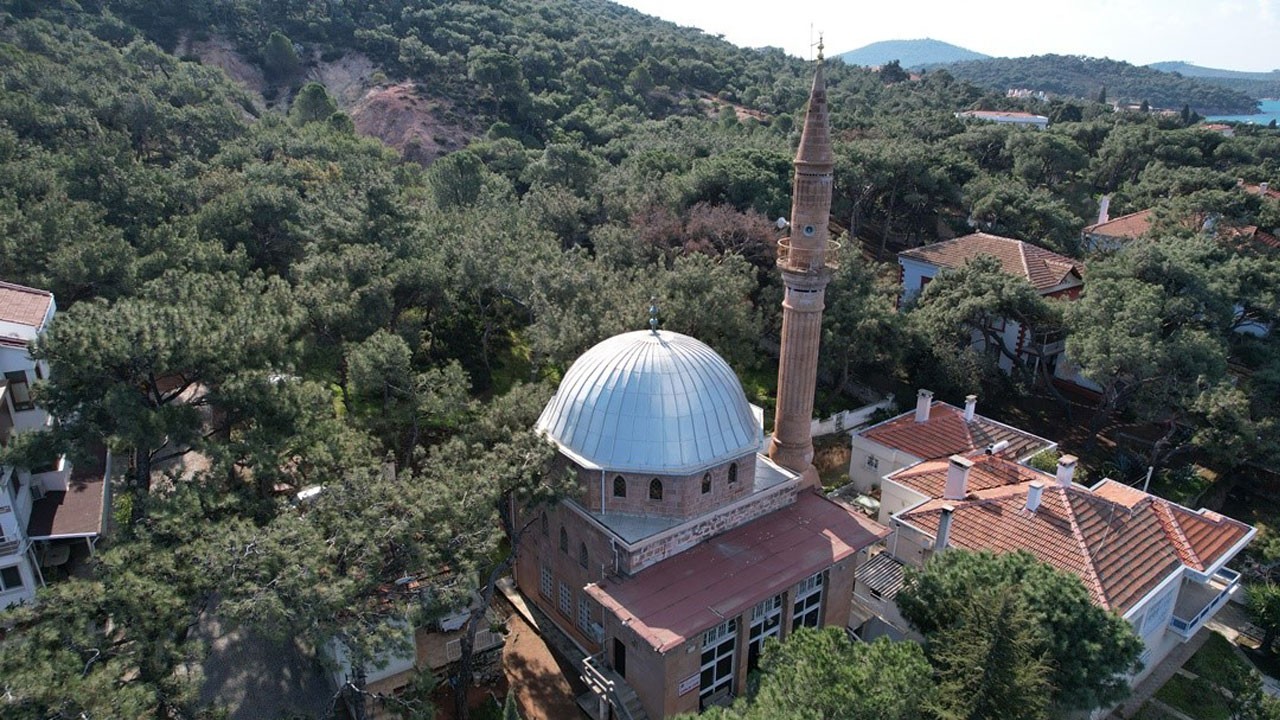 Tarihi camiler Ramazan ayı için süsleniyor
