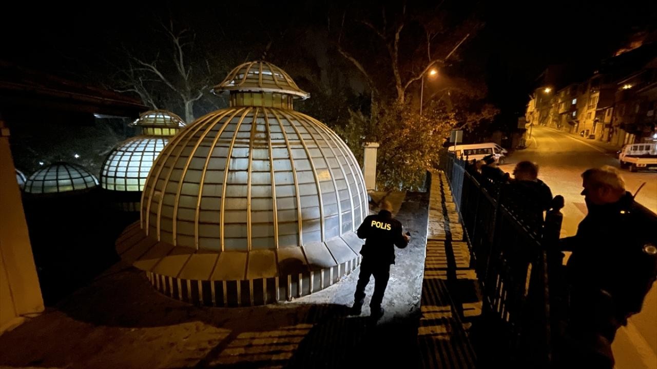 Tarihi caminin bakır levhalarına dadandılar