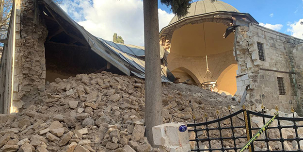 Tarihi caminin duvarı çöktü! Ekipler sevk edildi