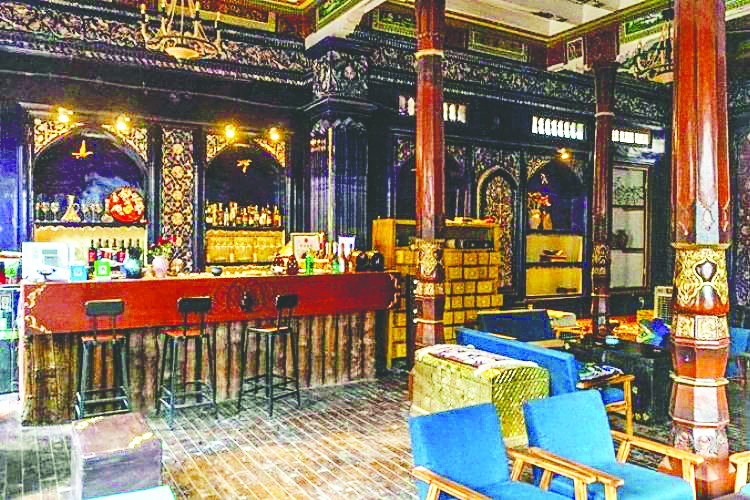 Tarihî camiyi bara çevirdiler