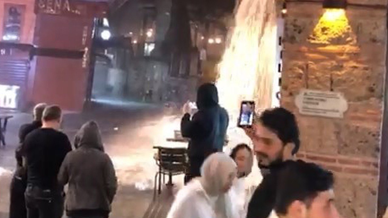Tarihi çarşı bir anda şelaleye dönüştü!