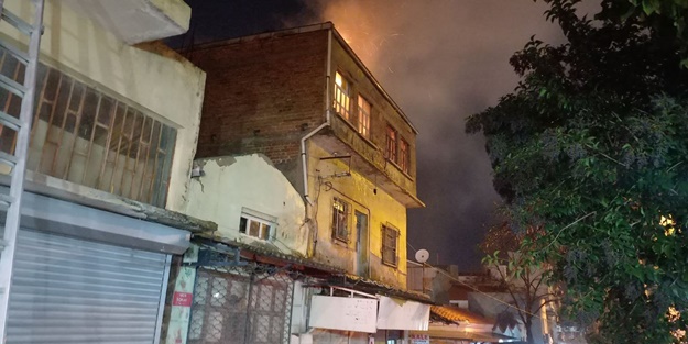Tarihi çarşıdaki iş yerinde yangın