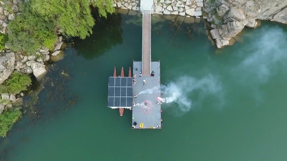 Tarihi Çeşnigir Köprüsünde sürpriz evlilik teklifi 